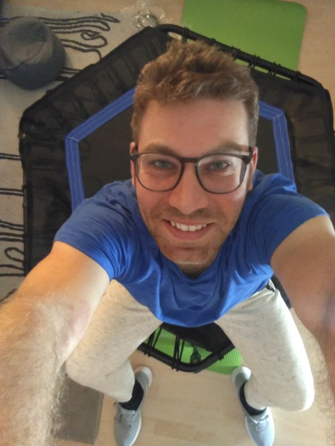 Unser Autor Christoph hat Freude auf dem Fitness Trampolin