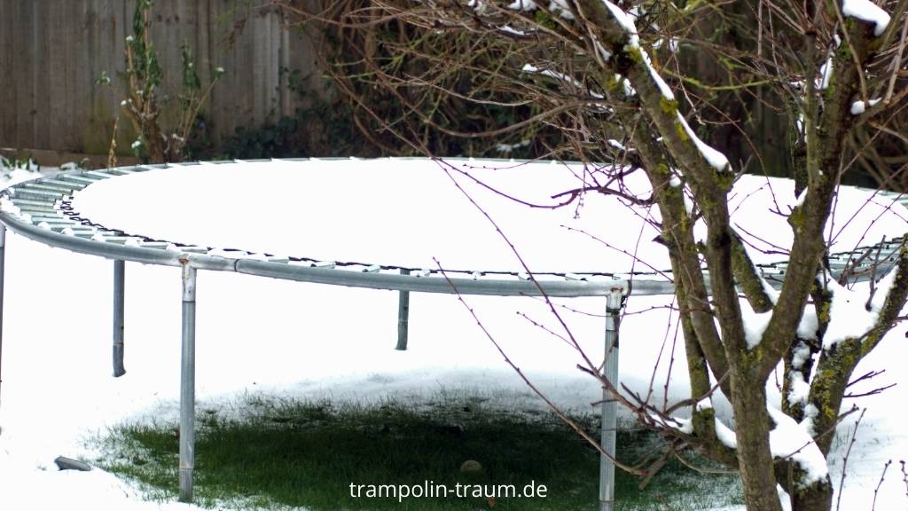 Zu viel Schnee sollte nicht auf dem Trampolin liegen